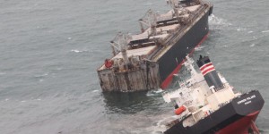 Un cargo s’échoue et se scinde en deux au large d’un port japonais