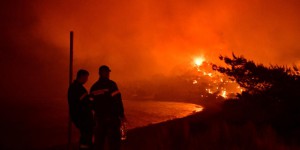 Incendies, crues, chaleur : un mois de conditions climatiques extrêmes en images
