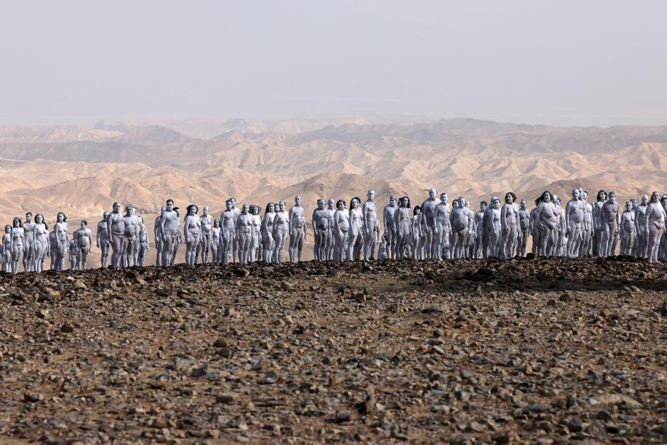 Ils posent nus et peints en blanc pour sensibiliser à l'assèchement de la mer Morte