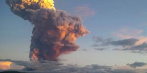 Impressionnante éruption volcanique en Équateur