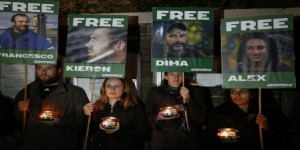 Les militants de Greenpeace arrêtés en Russie risquent trois mois de prison de plus avant leur procès