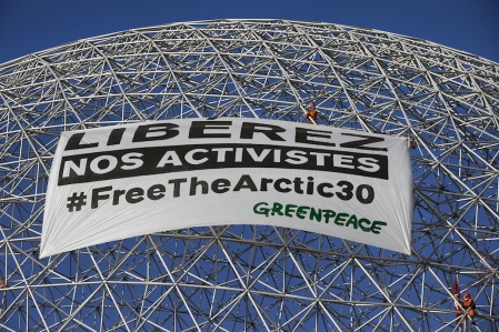 ​Des militants de l'organisation Greenpeace ont escaladé la Biosphère
