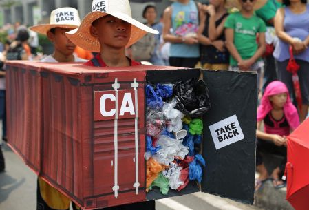Des déchets du Canada finalement enfouis aux Philippines