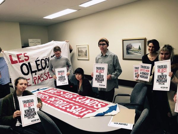 Des opposants au pipeline Trans Mountain occupent les bureaux des ministres McKenna et Garneau