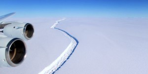 Un énorme bloc de glace sur le point de se détacher en Antarctique
