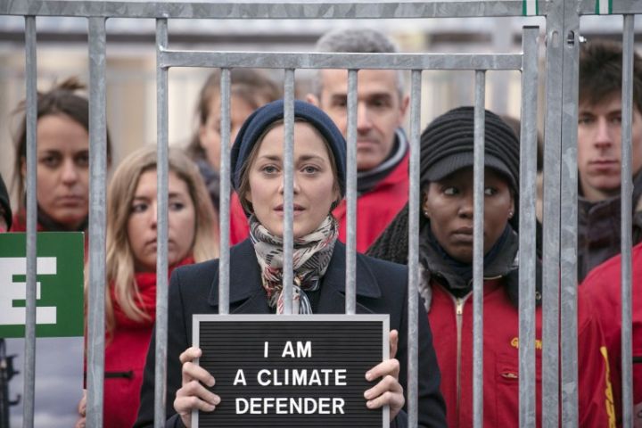  EN IMAGES. Cotillard en cage pour soutenir les «30»  de Greenpeace