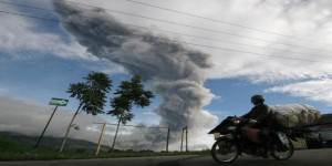Indonésie : violentes explosions dans la nuit du volcan Sinabung 