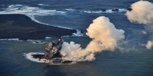 Japon : une petite île émerge après l'éruption d'un volcan