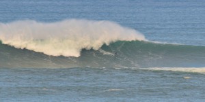 Pyrénées-Atlantiques : les surfeurs attaquent la vague géante