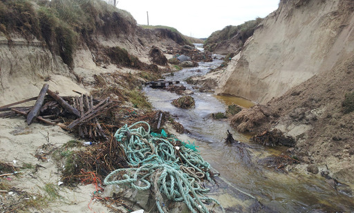 Finistère : une décharge découverte sous le sable après la tempête