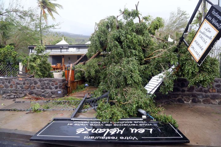 EN IMAGES. Cyclone à la Réunion : un mort et de nombreux dégâts