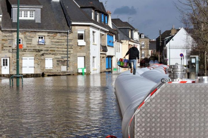 VIDEO. Inondations : trois départements de l'ouest en vigilance rouge