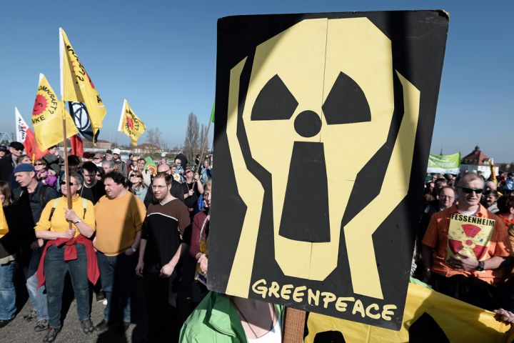 Nucléaire : des milliers d'opposants réunis contre la centrale de Fessenheim