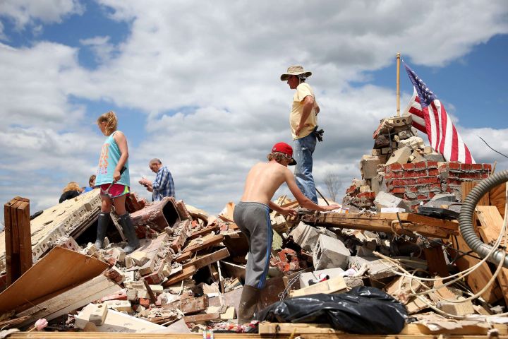 EN IMAGES. Etats-Unis : dans les ruines de Louisville, après une tornade