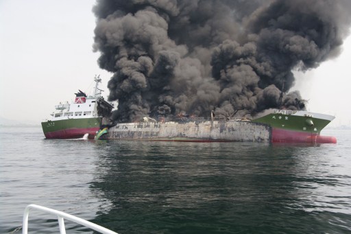 Japon : un pétrolier en flammes dérive à quelques kilomètres des côtes
