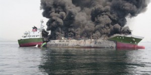 Japon : un pétrolier en flammes dérive à quelques kilomètres des côtes