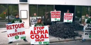 VIDEO. Bayonne : du charbon déversé contre un projet minier... en Australie