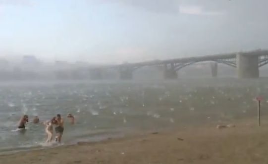 VIDEO. Sibérie : une pluie de gros grêlons s'abat sur une plage