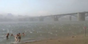 VIDEO. Sibérie : une pluie de gros grêlons s'abat sur une plage