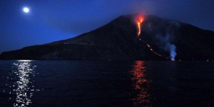 EN IMAGES. Italie : le volcan Stromboli fait son show