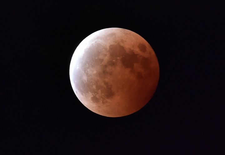 EN IMAGES. Eclipse totale de Lune en Asie et Amérique du Nord