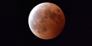 EN IMAGES. Eclipse totale de Lune en Asie et Amérique du Nord