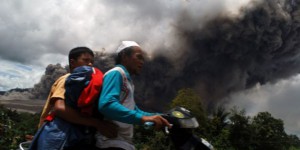EN IMAGES. Indonésie : les habitants fuient le réveil du volcan Sinabung