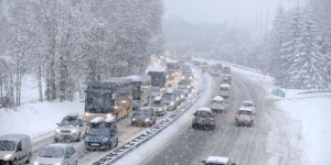 EN DIRECT. 15 000 véhicules encore bloqués en Savoie, 12 départements en vigilance orange
