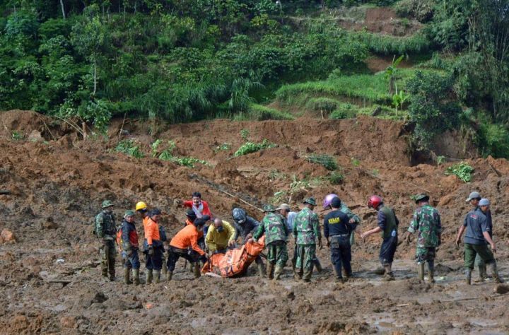 EN IMAGES. Indonésie : glissement de terrain meurtrier à Java
