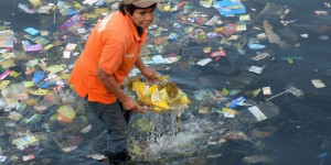 Plastique dans les océans : de quoi remplir 38500 camions-bennes