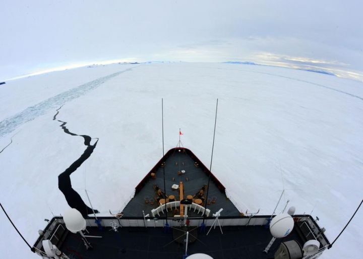 Antarctique : un brise-glace américain au secours d'un bateau australien
