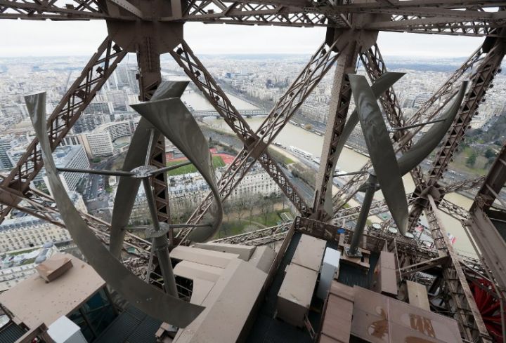 Paris : la Tour Eiffel passe au vert avec deux éoliennes
