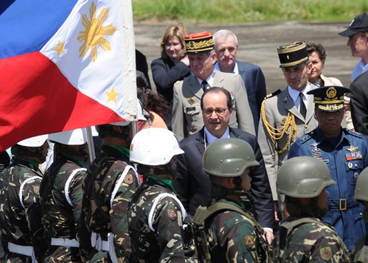 Philippines : Hollande sur l'île de Guiuan, dévastée par un typhon en 2013
