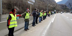 EN IMAGES. Savoie: une chaîne humaine contre la pollution