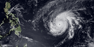 Le super-cyclone Maysak fonce sur les Philippines