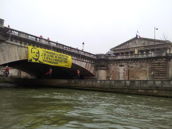 VIDEO. Nucléaire : une action de Greenpeace rappelle Hollande à ses promesses