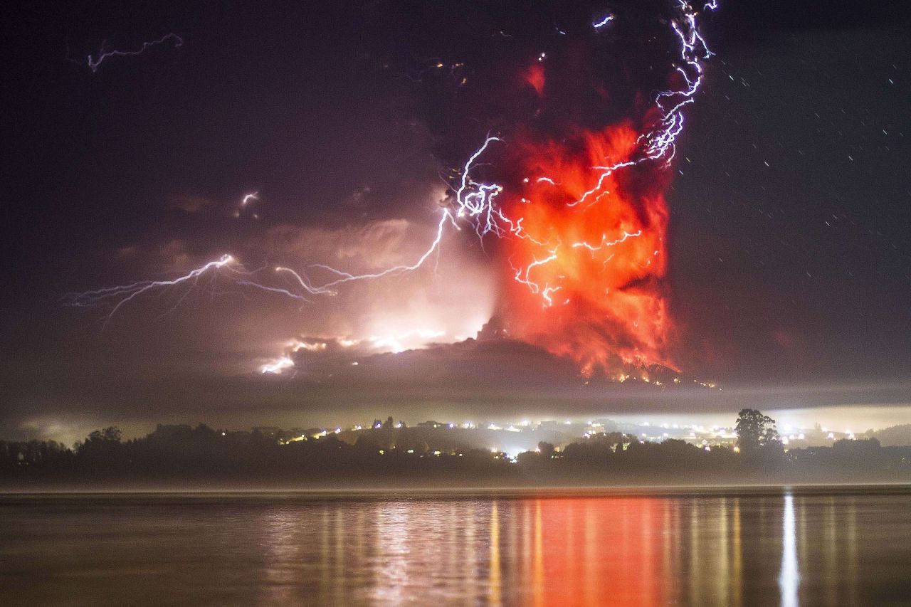EN IMAGES. Chili : le volcan Cabulco se réveille après 43 ans de sommeil