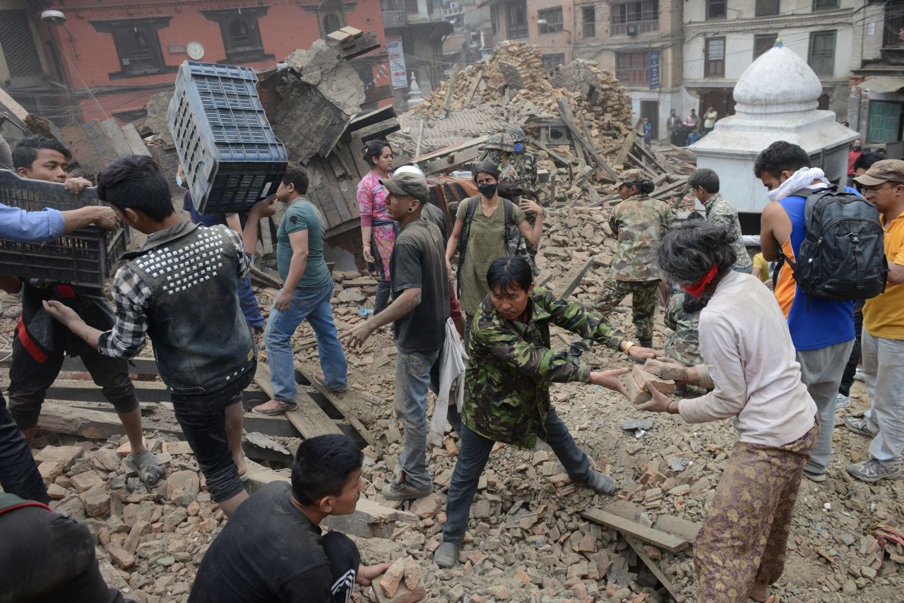 VIDEOS. Séisme au Népal : plus de 1 800 morts et près de 5 000 blessés