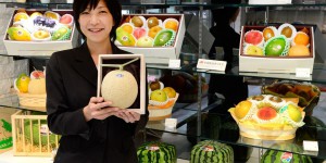 Deux melons vendus aux enchères plus de 11 000 euros au Japon