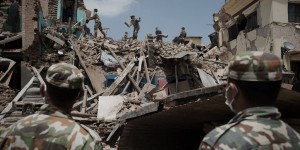 VIDEOS. Séisme au Népal : le bilan dépasse les 7 000 morts et 14 000 blessés