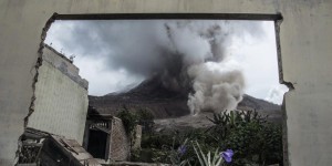 EN IMAGES. Indonésie : le réveil du volcan Sinabung fait fuir les habitants