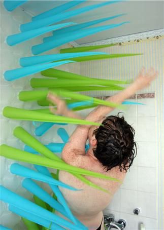 Consommation d'eau : un rideau de douche à pics pour décourager les gaspilleurs