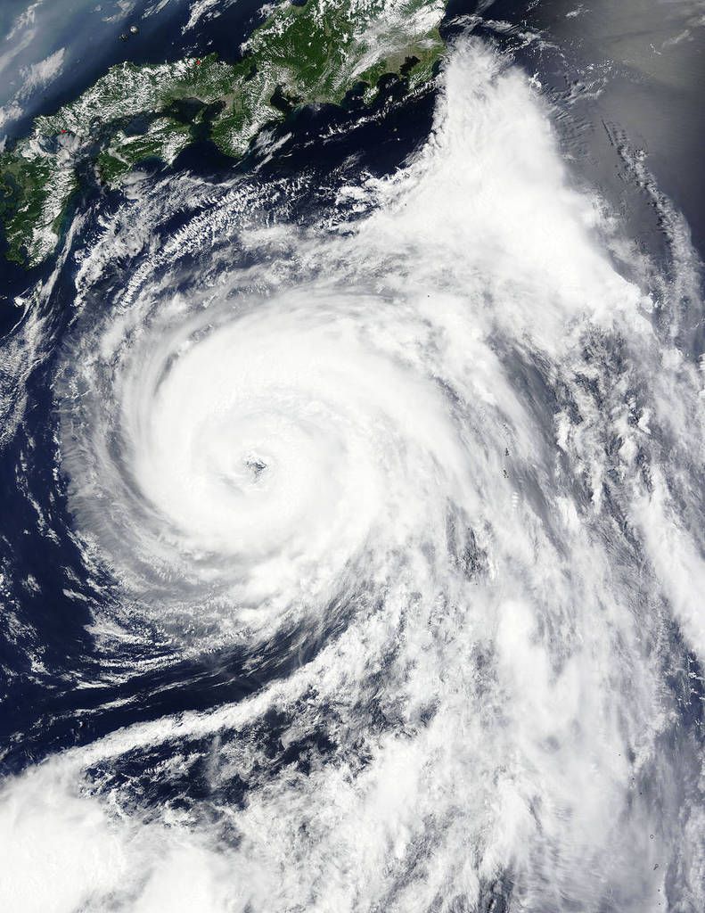 Japon : la menace du typhon Nangka se rapproche, des vols annulés