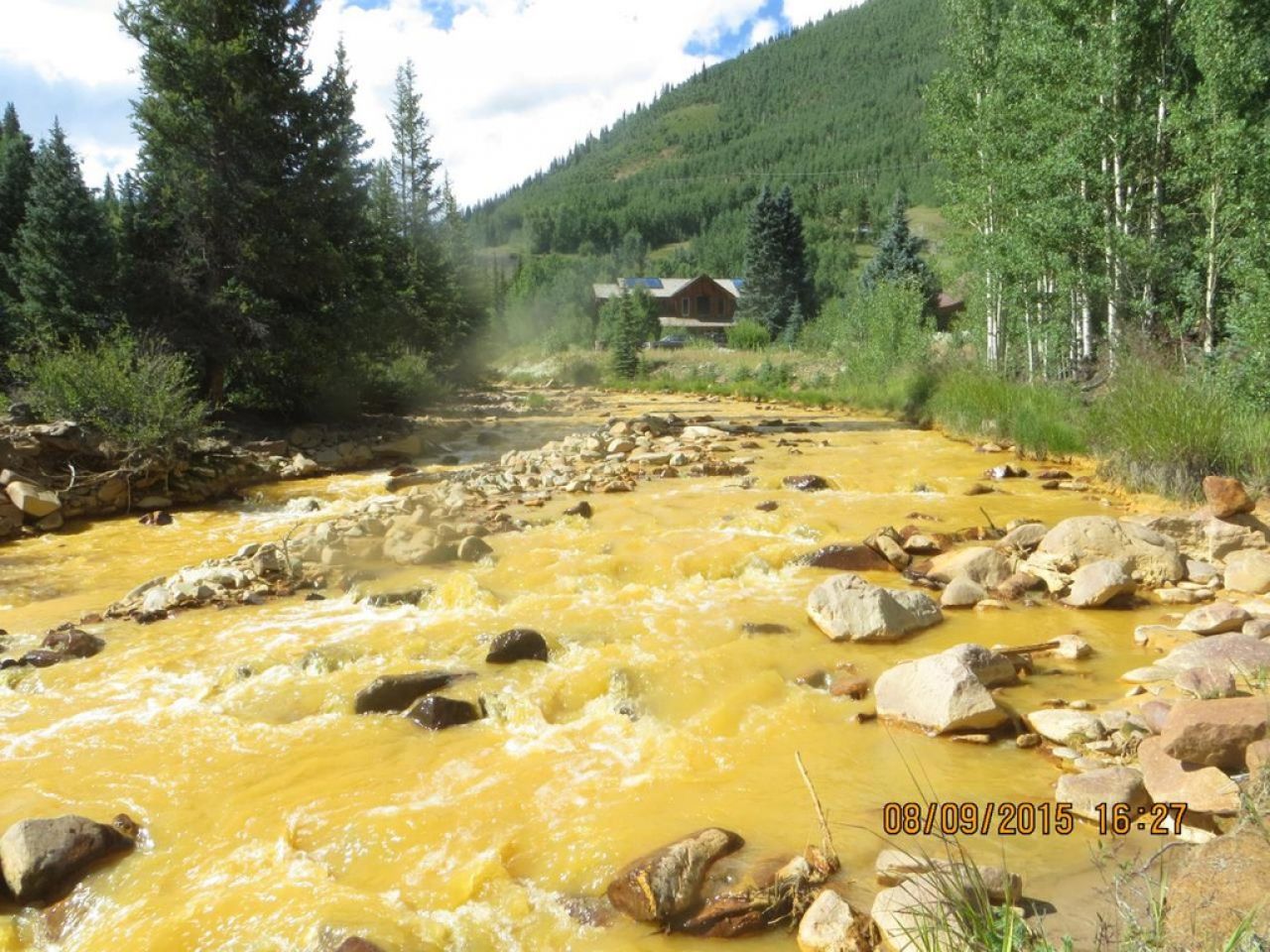 EN IMAGES. Des rivières polluées virent à l'orange dans l'ouest américain