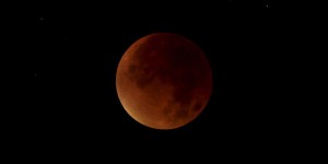 EN IMAGES. Eclipse totale : la «super lune de sang» a fait son show