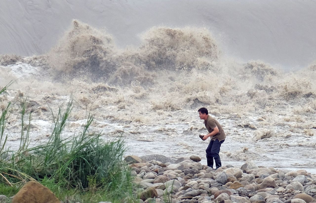Taïwan : le «super-typhon» Dujuan fait deux morts et plus de 300 blessés