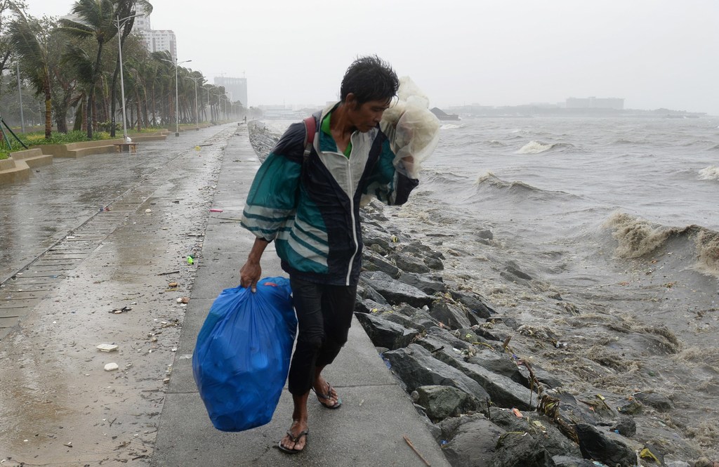 Philippines : le typhon Koppu arrive, des milliers de personnes évacuées