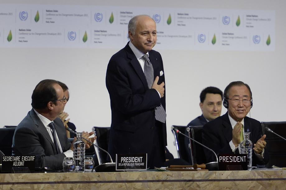 COP21 : Fabius ému aux larmes en annonçant le projet d'accord final