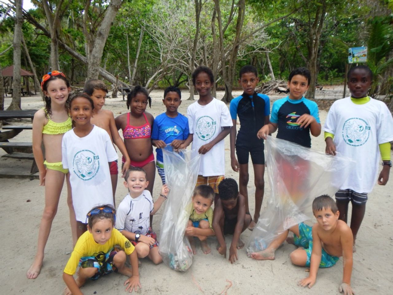 Guadeloupe : une équipe de passionnés crée des pépinières de coraux