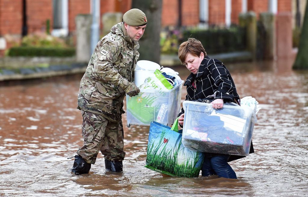 Royaume-Uni : la tempête Desmond fait deux morts, Cameron se rend sur place